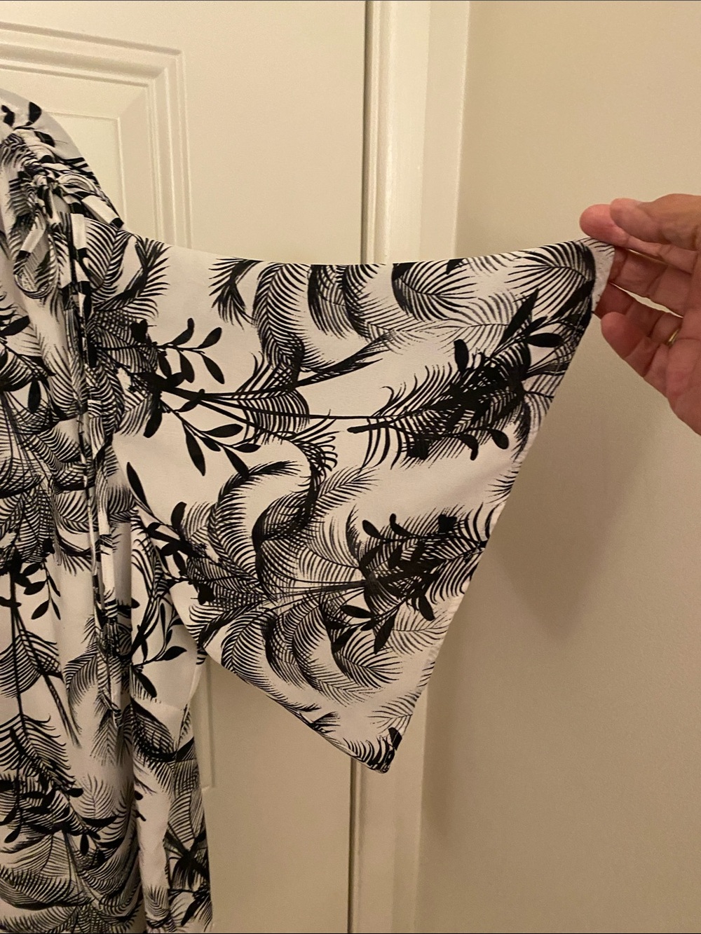 Worthington Women's Black & White Tropical Print Blouse 1X - Picture 4 of 4
